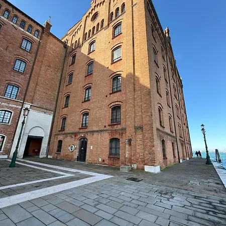 Molino Stucky Chimera - Canal View Apartment
